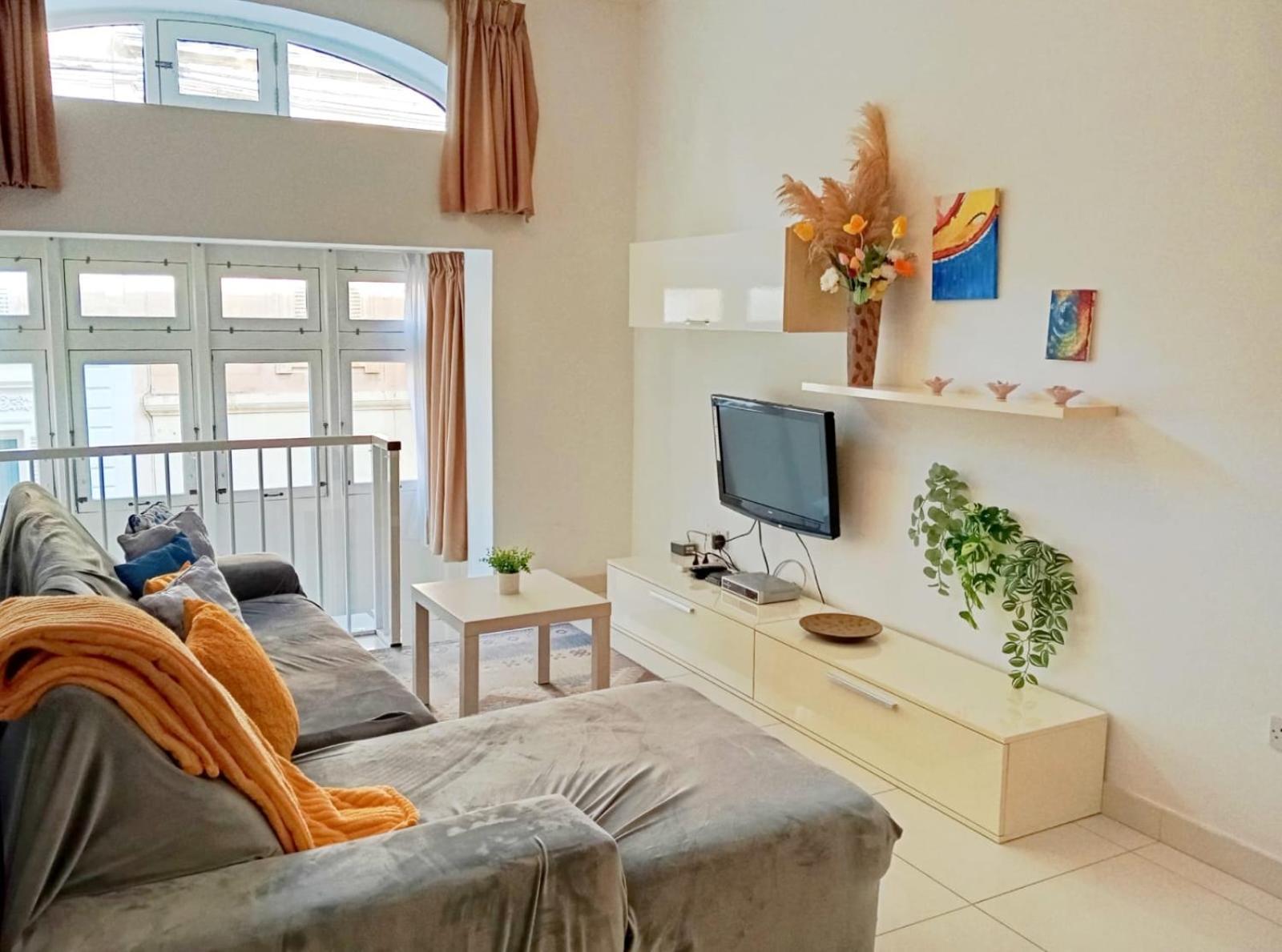 Modern Apartment In The Heart Of Sliema Steps From The Seafront Exterior photo